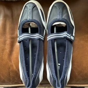 Land’s End True Navy Mary Jane water shoes. Size 10 Medium. NWT.